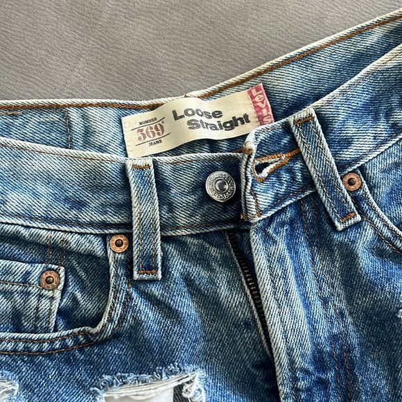 Levi’s Jean Shorts. Size small/xamall 25x26. Color Medium to light wash. - Picture 4 of 4
